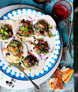 Brown bread crusted scallops with lemon and pancetta