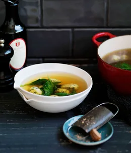 Spinach and ricotta dumplings in chicken broth (gnocchi di ricotta e spinaci in brodo)
