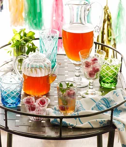 Iced white tea with rose and mint