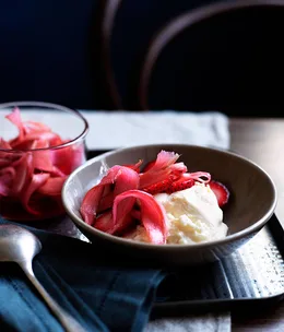 Cold rice pudding with rhubarb