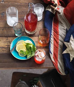 Lemon and raspberry iced tea