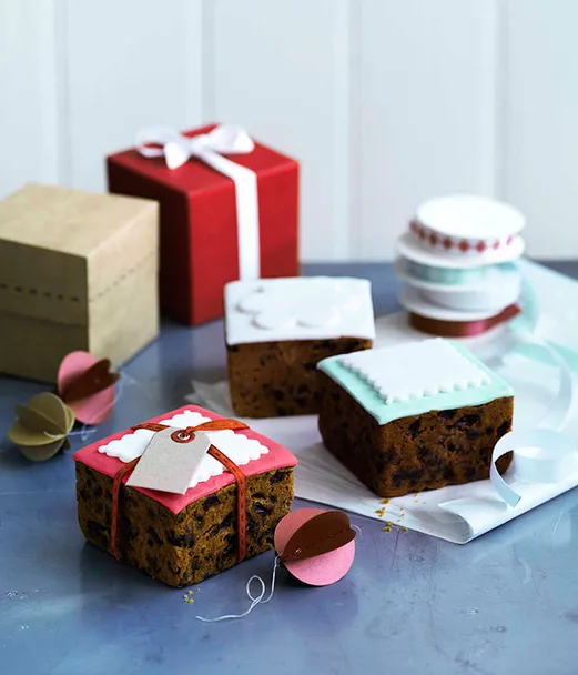 Little fondant-iced Christmas cakes