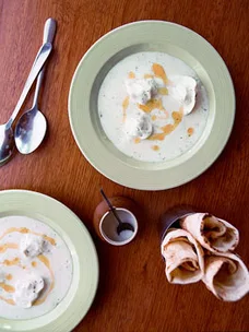 Hot yoghurt soup with chicken and pistachio mante