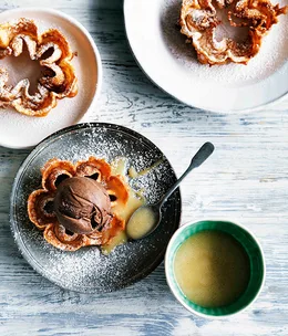 Ponderaciones with manjar blanco and chocolate ice-cream