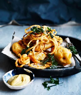Crisp skate with onion rings, parsley and curry rémoulade