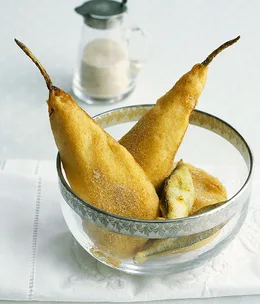 Pear and bay leaf fritters with moscatel batter