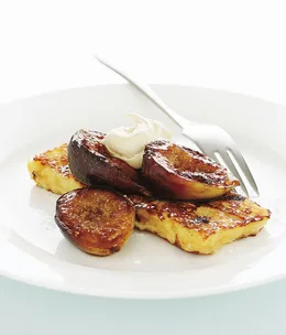 Pain perdu with pan-fried figs and spiced cream