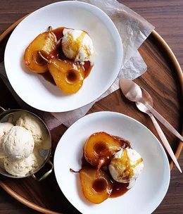 Caramel pears with rice pudding ice-cream