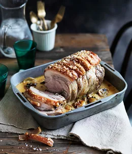 Roast pork neck with onions and green peppercorns