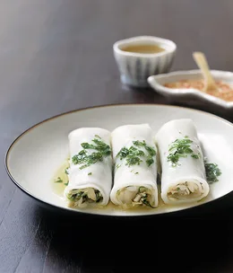 Lobster and rice noodle rolls with green onion oil