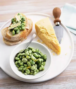Broad beans and pecorino