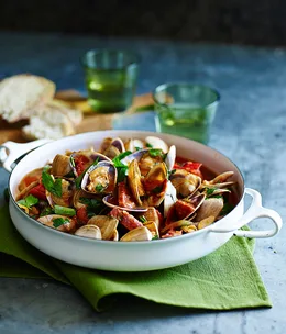 Clams with garlic, tomato and salami