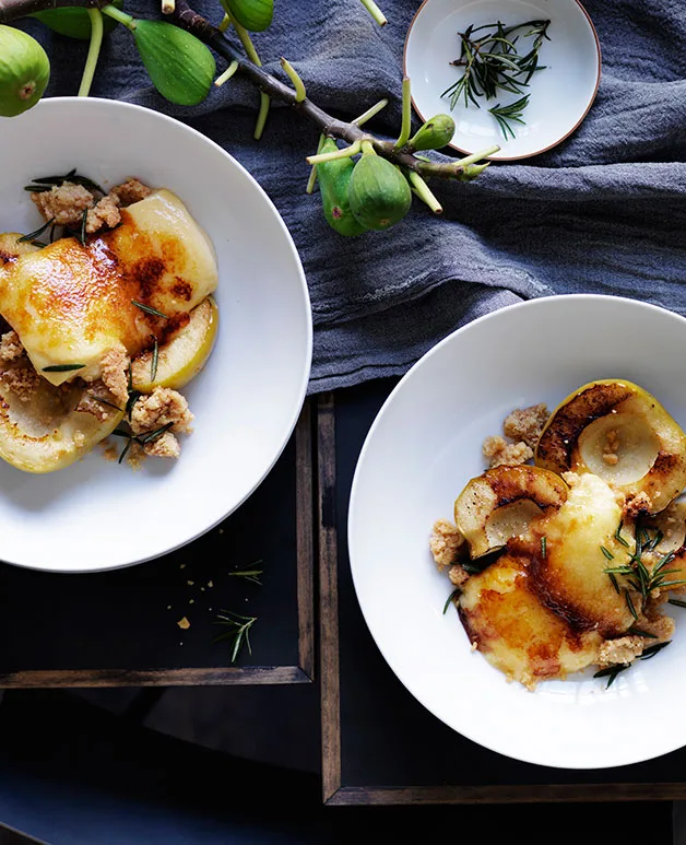 Baked apples with burnt cream