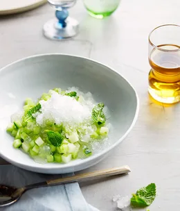Ice-cold peppermint tea with apple and lime
