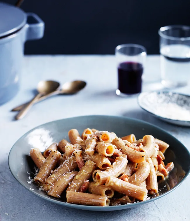 Rigatoni carbonara with garlic