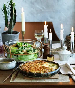Layered green salad with buttery croûtons and French dressing