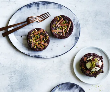 Little brownie cakes with fudge sauce