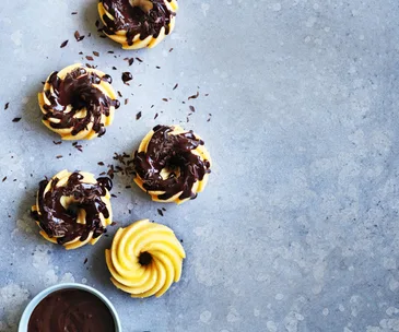 Mini white chocolate bundts with bitter chocolate glaze