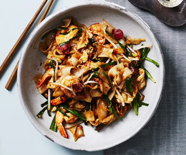Stir-fried flat rice noodles