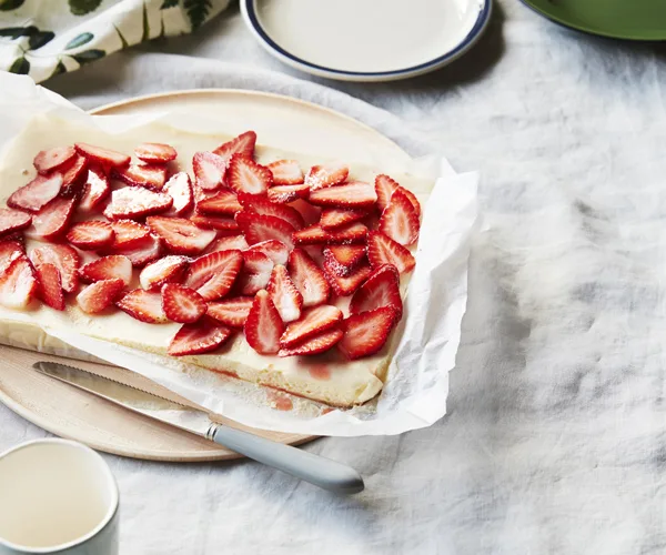Strawberry cr&egrave;me fraiche cheesecake