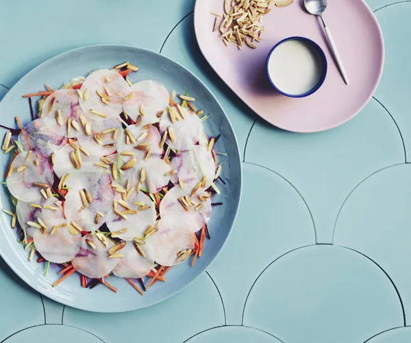 Kohlrabi mosaic salad with almonds 