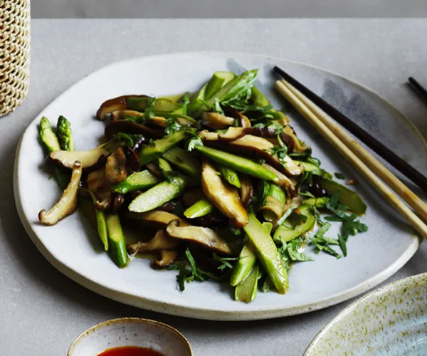 Stir-fried asparagus with shiitake mushrooms and chilli