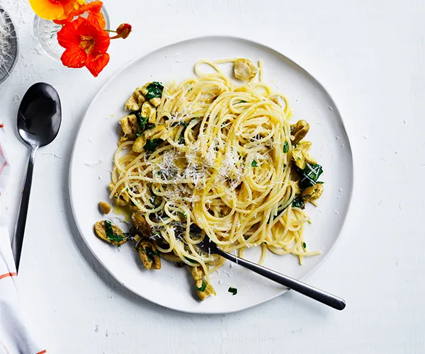 Ten-minute spaghetti with olives, capers and lemon