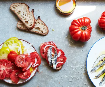 Anchovies, tomatoes and bread