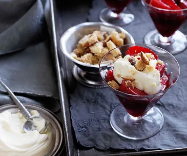 Strawberry and almond shortcake crumble