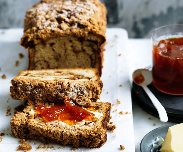 Cr&egrave;me fra&icirc;che crumble cake with grapefruit marmalade