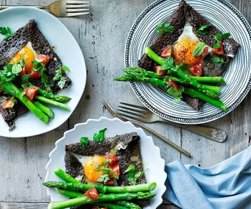 Buckwheat crêpes with egg and asparagus