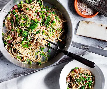 Spaghetti with crushed peas, mint and pancetta