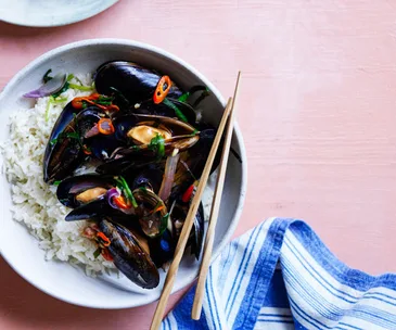 Mussels with garlic chives and ginger rice 