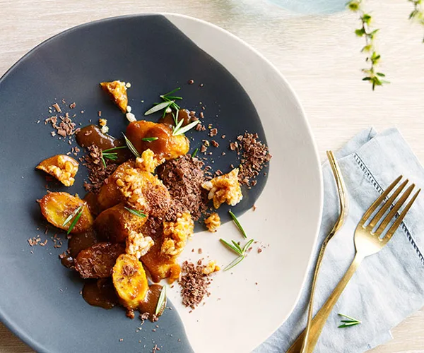 Bananas in rosemary honey, puffed rice honeycomb and milk chocolate