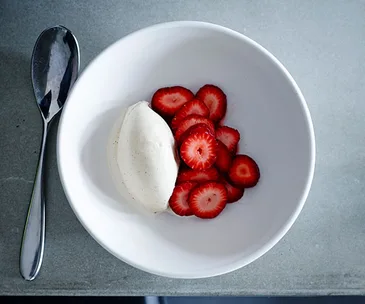 Kampot pepper ice-cream with strawberries