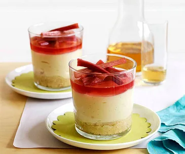 Rhubarb, vanilla and gin trifle