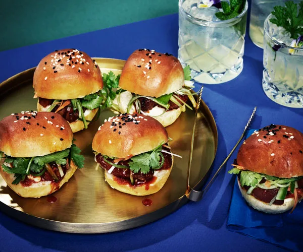 Milk buns with sticky roast pork