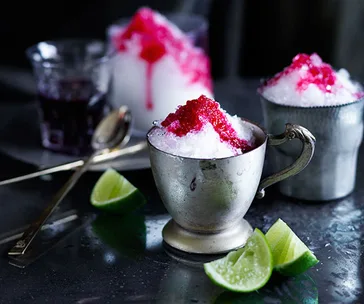 Shaved ice with cherries, gin and lime