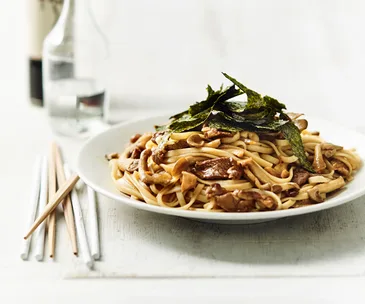 Yaki udon with mushrooms