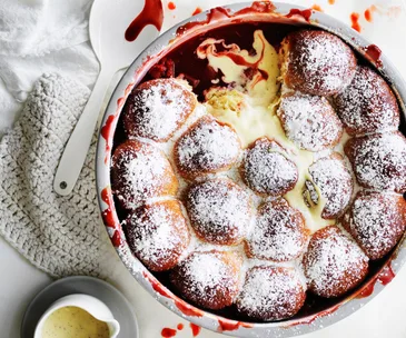 Rhubarb-strawberry milk bun pudding