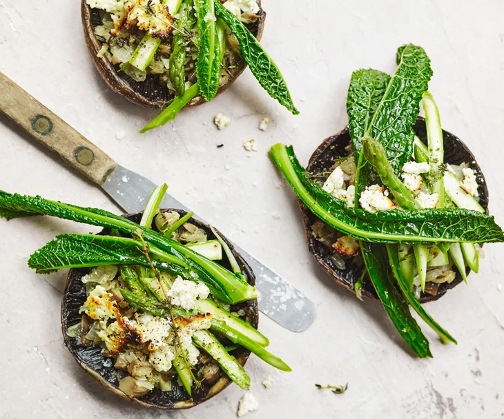 Roasted mushrooms with asparagus and goat&rsquo;s cheese