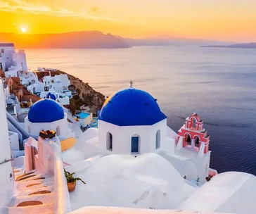  The picturesque Oia village at sunrise in Santorini, Greece.