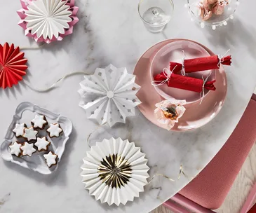 6 white Christmas decorations to evoke a winter wonderland in summer
