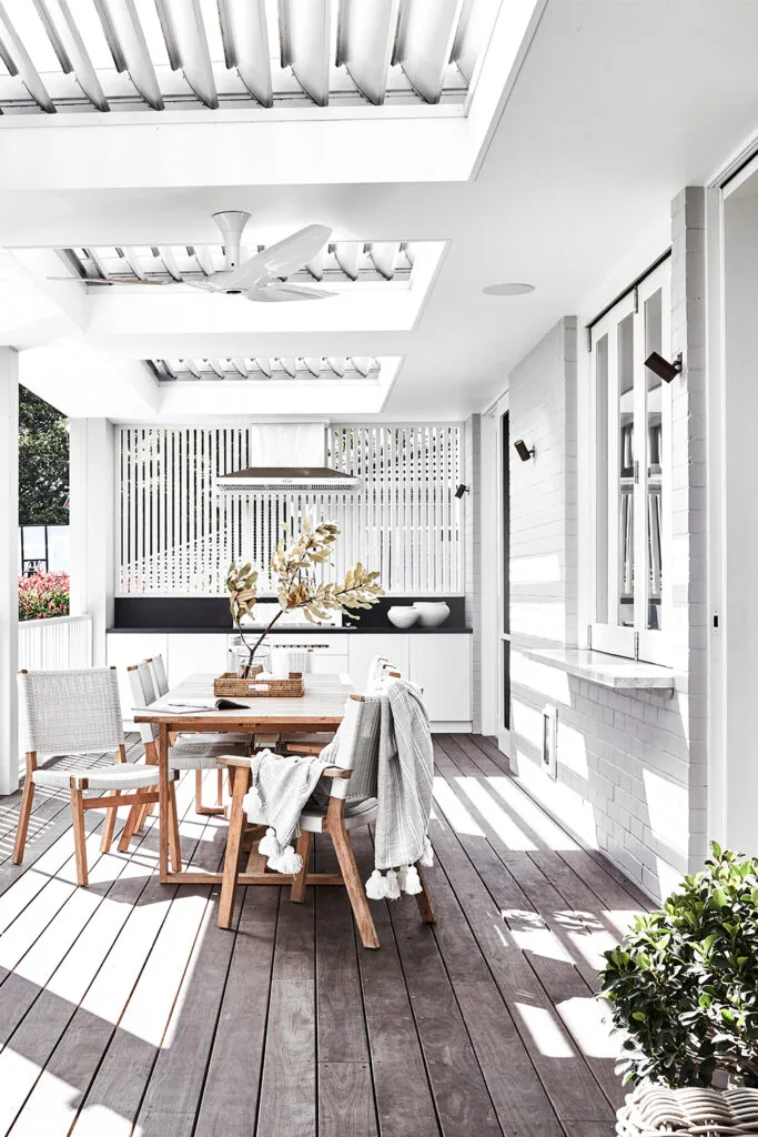 outdoor-entertaining-area-dining-on-deck-2