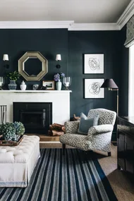 Blue walls and a blue rug created a cocooning effect in this living room.