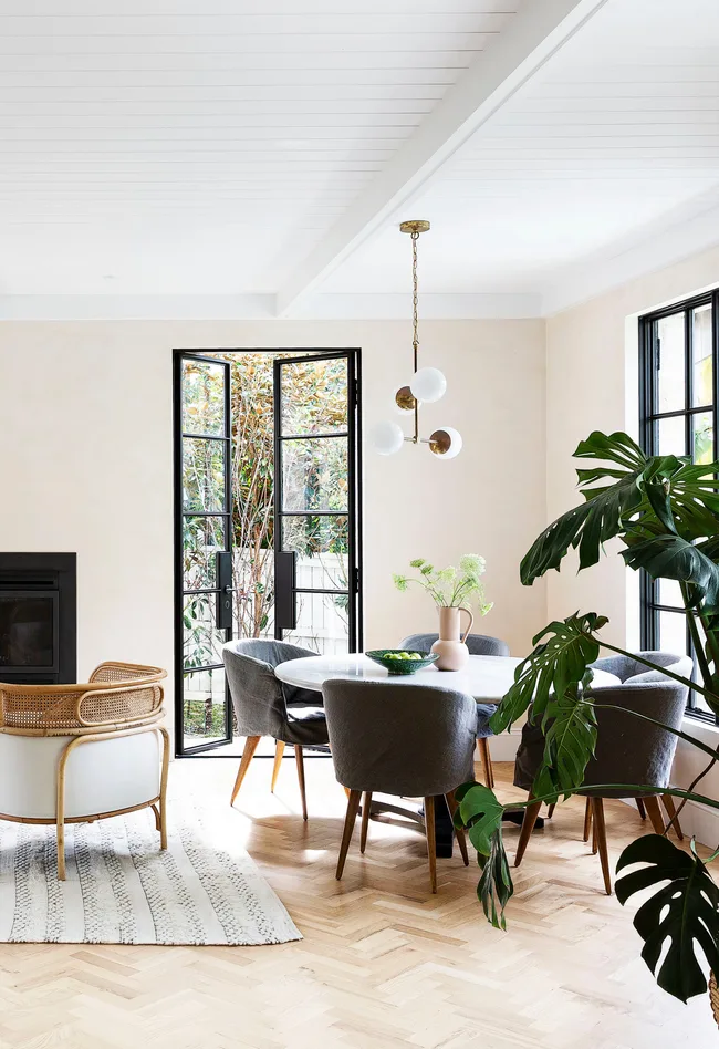 A cream rug from Miss Amara delineates the sitting area, placed atop parquetry floors from Aged Oak Floors.