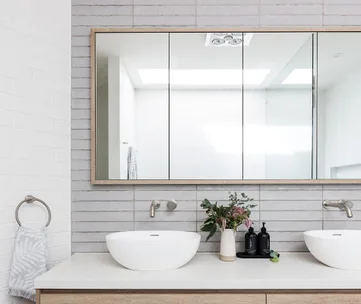 Contemporary bathroom with splashback tiles laid in a straight, grid pattern