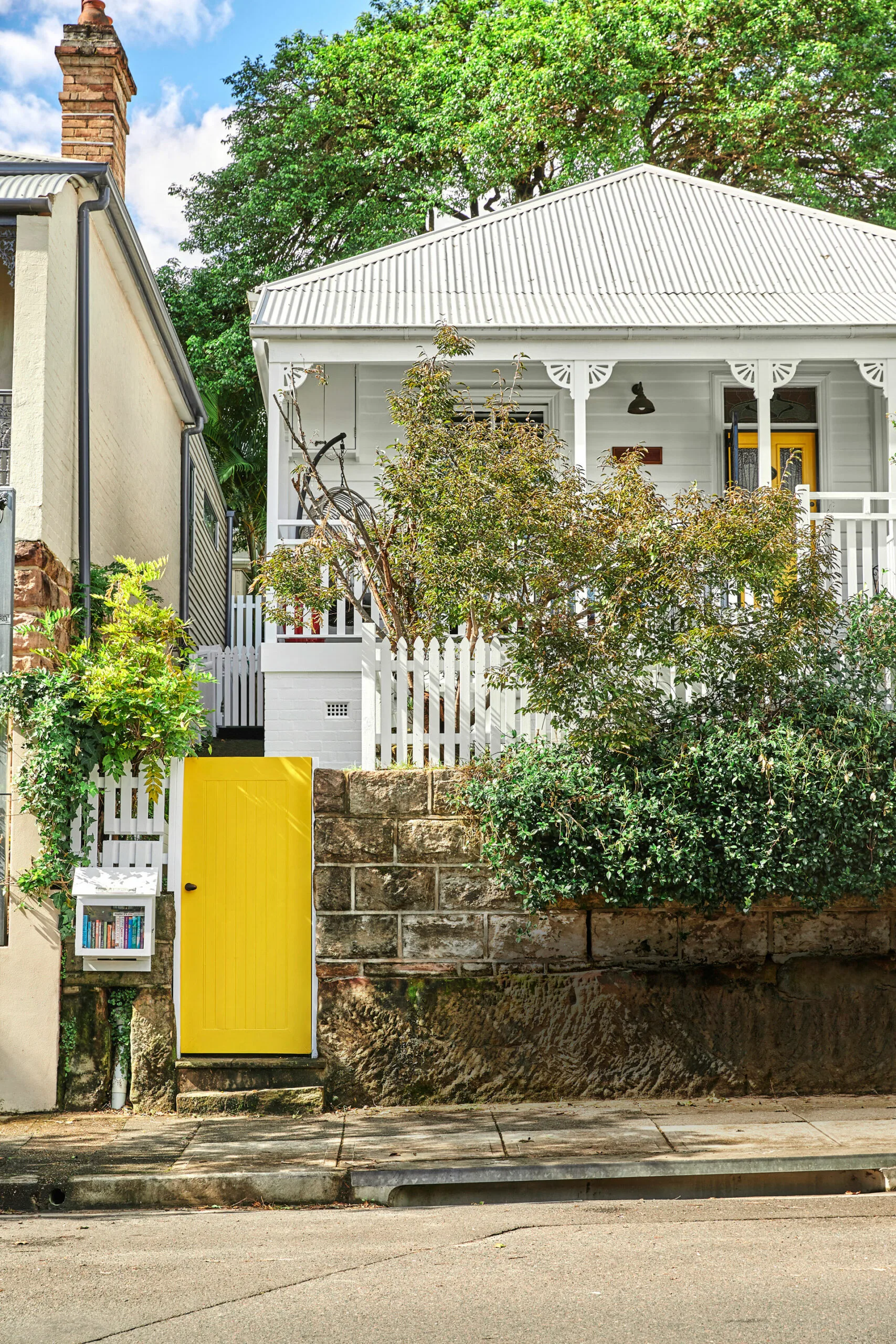 Colourful city cottage with white exterior
