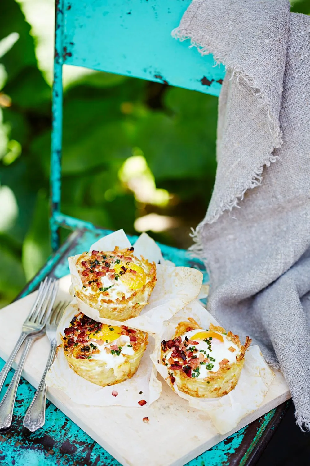 bacon and eggs in hash brown nests