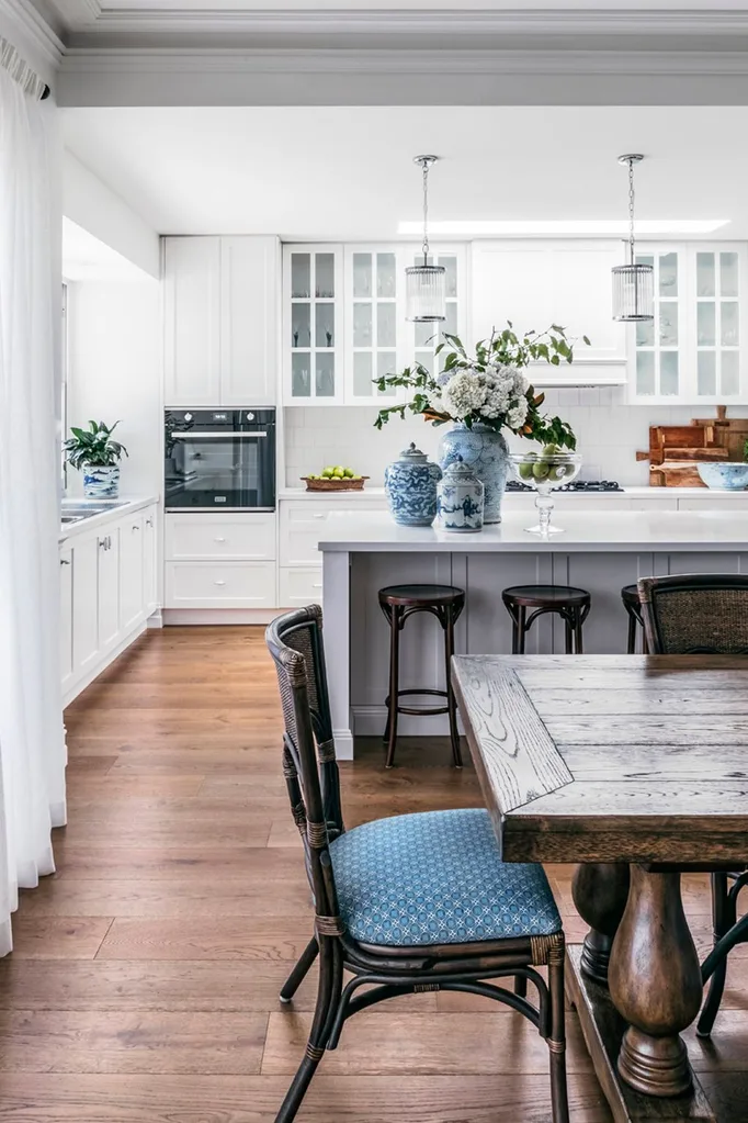 Classic Hamptons kitchen with open plan layout